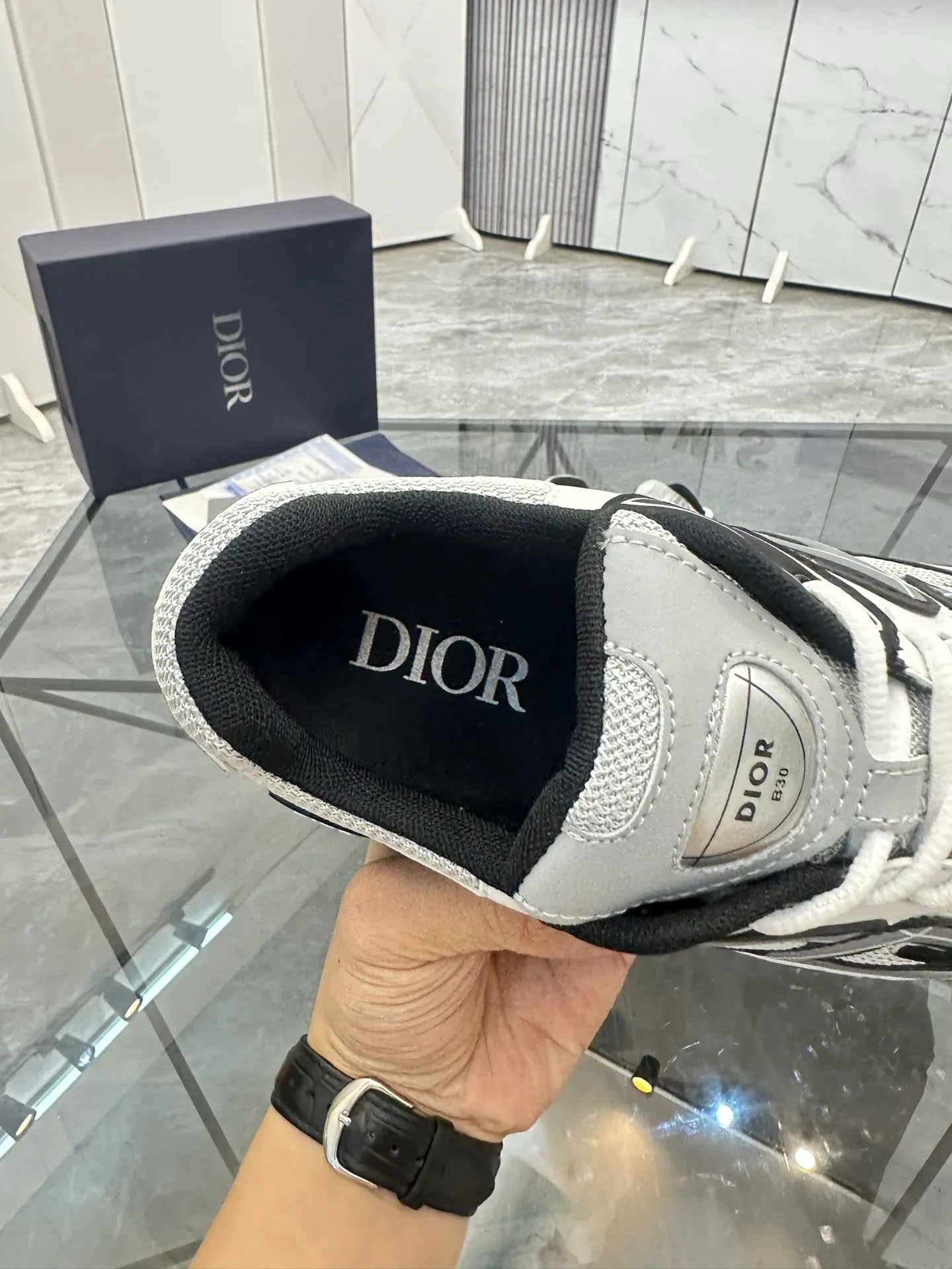 Men's shoes: 💰P400¥ Available in Guangzhou Product trademark: Dior* "Dior*" low-top casual shoes Regular size: 35-46 (can be customized to 47) Couple style Product materials: Upper imported cowhide stitched with original fabric, breathable lining, ultra-light foam original outsole. No.: 007